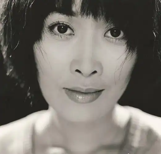 刷到那英年轻时的照片好美啊