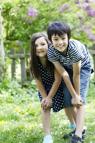花园半小时:8岁6岁兄妹俩合影(多图)
