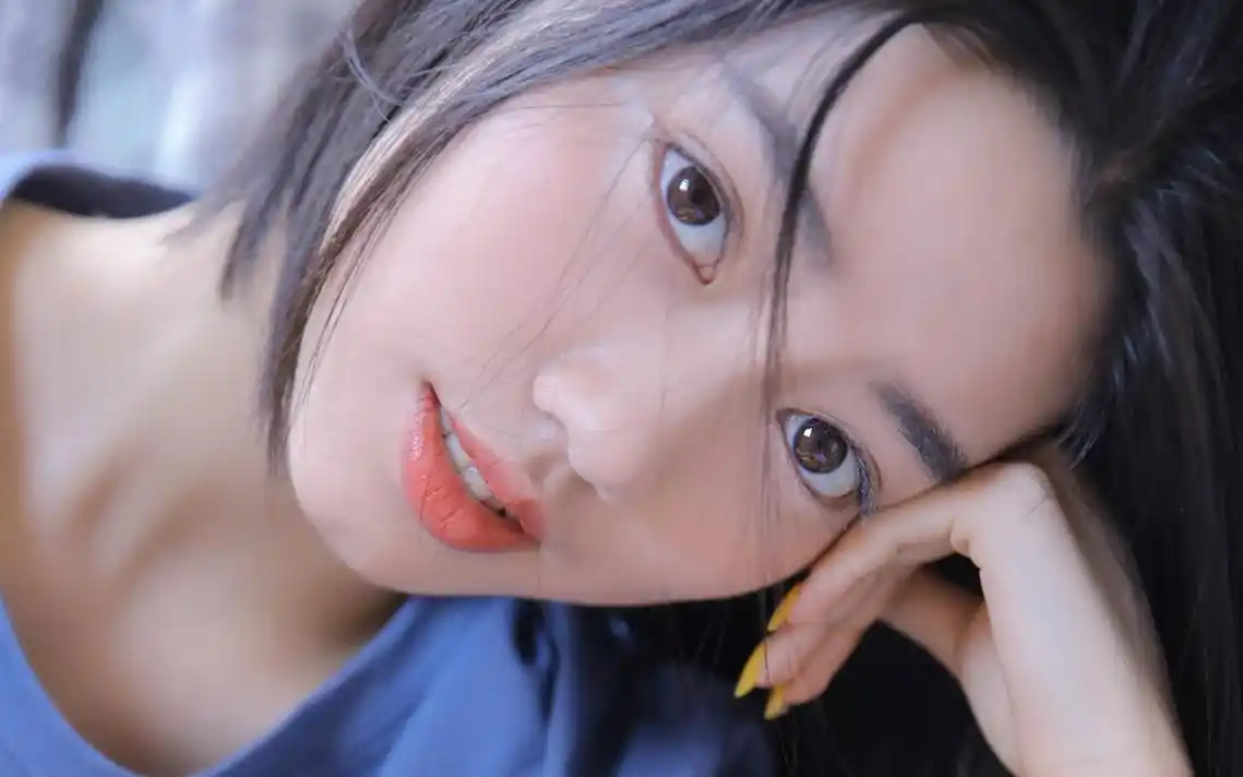 皮肤白皙的养眼女生头像图片27