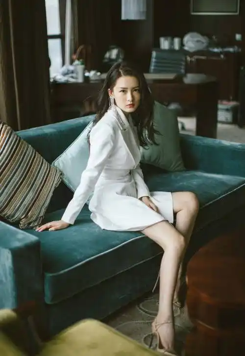 李沁身材太绝了,穿白色西装裙秀长腿,这腿美的该"上保险"了!