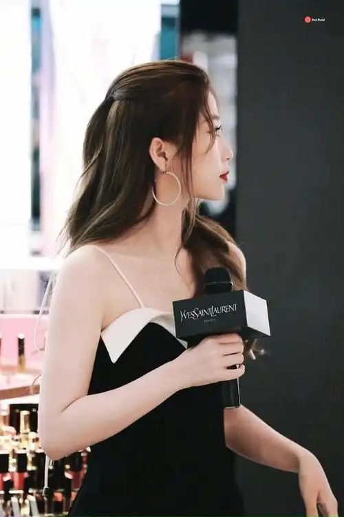 侧脸镜头的虞书欣也是美翻了,身上的黑色裙子将她衬托得精致又时髦