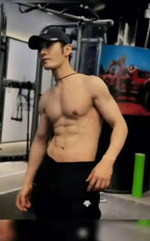 去油成功!黄晓明健身照曝光腹肌马甲线吸睛