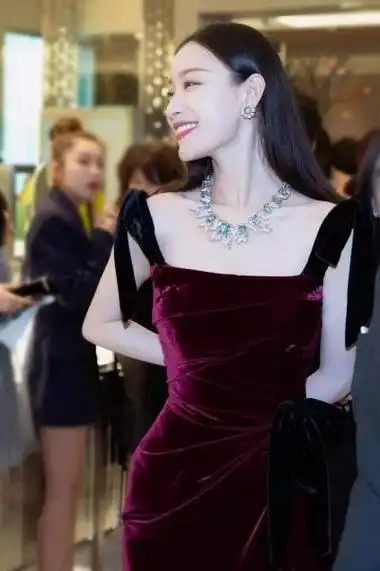 刘诗诗都是娱乐圈出了名的冷白皮,但要是说造型气质,倪妮的礼服造型