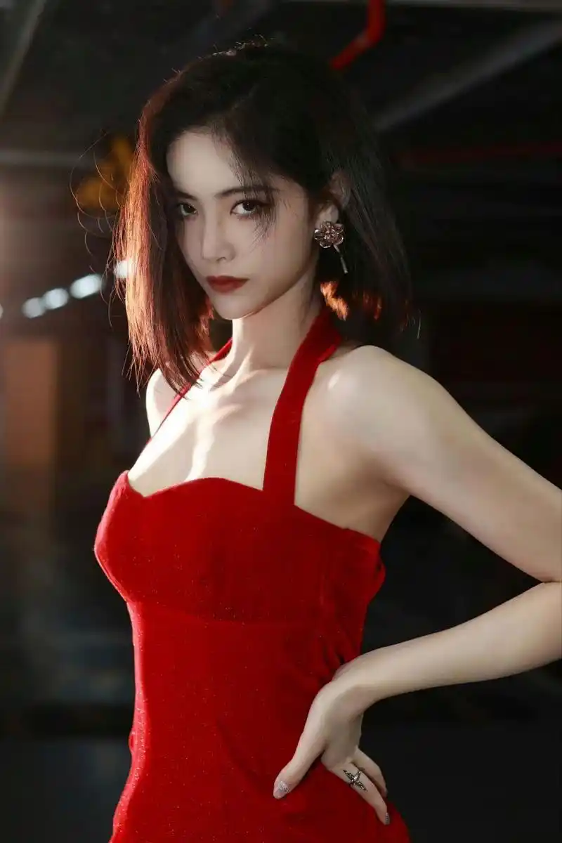 红色吊带长裙许佳琪,高跟美腿魅惑十足|||红色吊带开叉长裙 黑色高跟