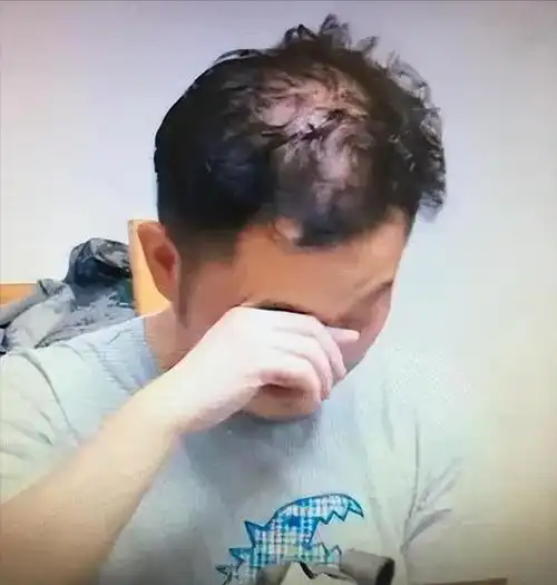 传言帅哥们无惧任何发型,甚至能轻松驾驭光头.