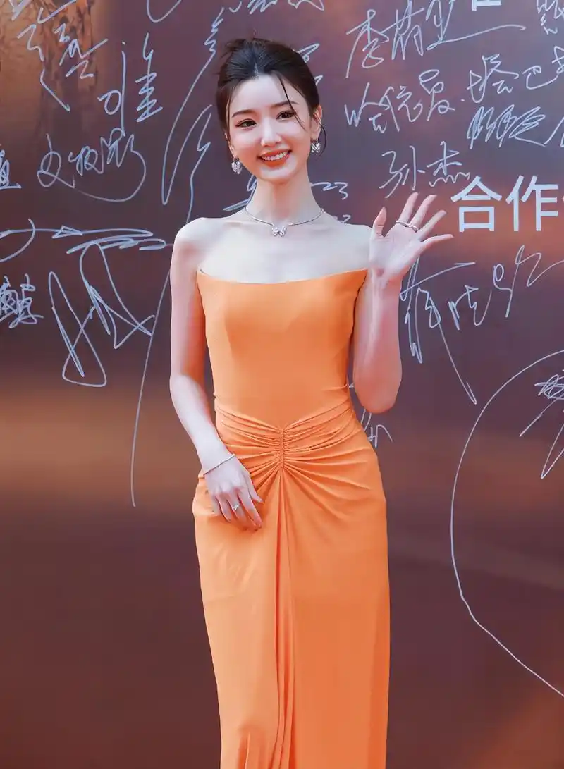 这段时间,因为与陈晓合作的《云襄传》热播,毛晓彤的脸引起了很大