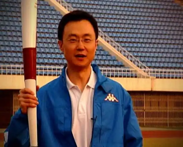 著名主持人刚强因爱不要孩子43岁看到儿子时热泪盈眶