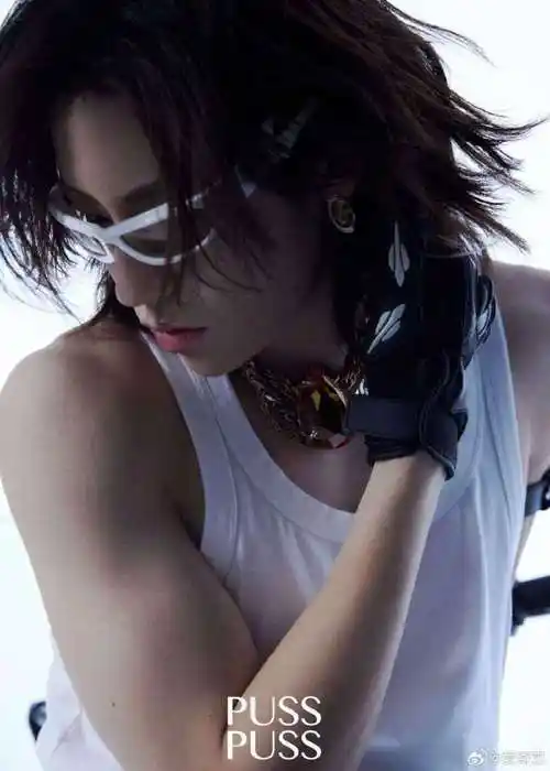 小鬼荷尔蒙机车大片#歌手,制作人@小鬼-王琳凯全新秋季刊杂志释出!