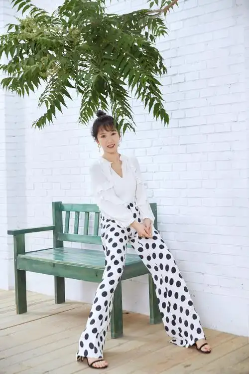 被李念的"波点裤"美到,搭配v领白衬衫,少女感堪称阔太圈top