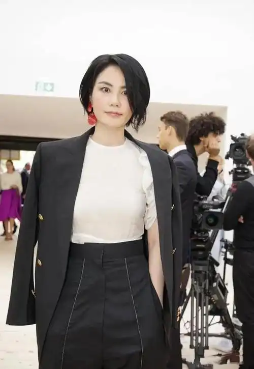 王菲拽到国外去了披西装搭高腰裤又a又飒一头短发太有国际范