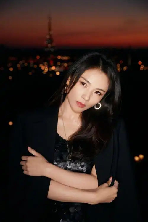 刘涛超话今晚看秀造型,黑色西装搭同色亮片长裙,勾勒涛姐曼妙身姿,加