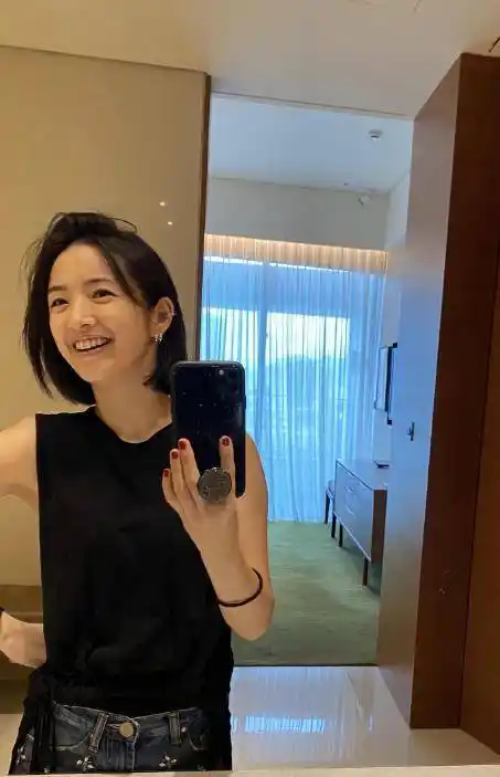 原创38岁林依晨近照曝光干练短发显成熟韵味身影消瘦引发众人争议