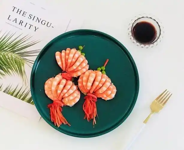 年夜饭的特色菜,大虾蒸好摆盘,就像"大红灯笼",红红火火_网易订阅