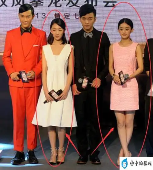 其实答案早就在她们合照里了,当两人站在一起的时候,我们都能看到