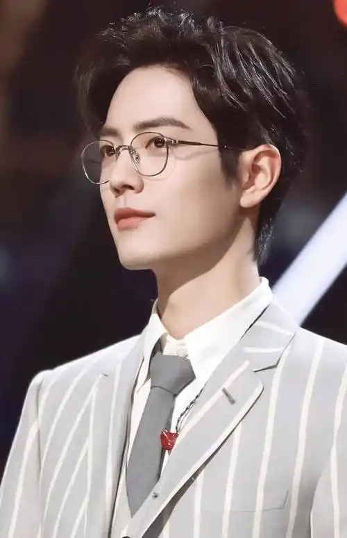 原创肖战演绎斯文型男灰白条纹西装搭配眼镜又帅出了新高度