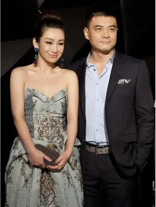 回顾王新军亲情有泪水对不起唐静此生不会辜负小7岁妻子秦海璐