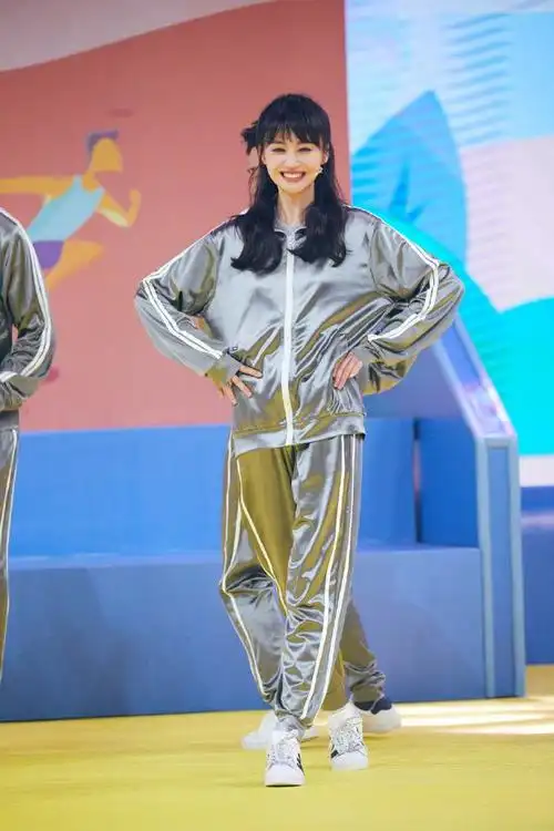 郑爽打卡王牌对王牌穿学姐风硬核扮嫩果真美回楚雨荨