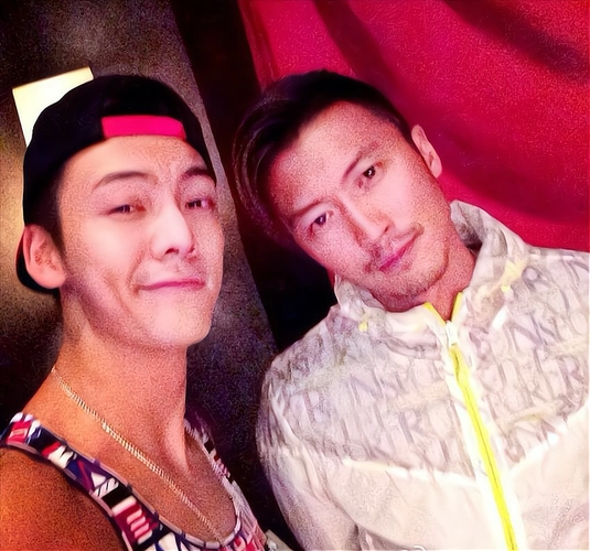 陈伟霆因为目前的事业是越走越低,而相对来说的话,谢霆锋作为英皇娱乐