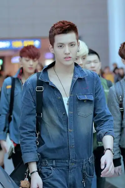 exo吴亦凡 盘点机场街拍活动造型