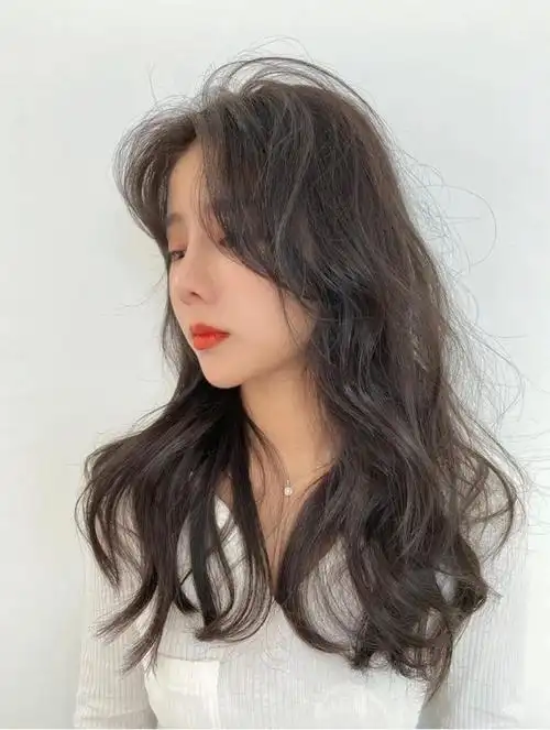 2,百搭款的茶色发型,不漂染也好看