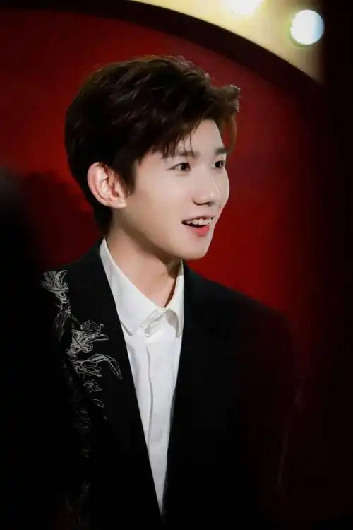 王源戴价值3000万戒指参加晚宴,成都一日游值了