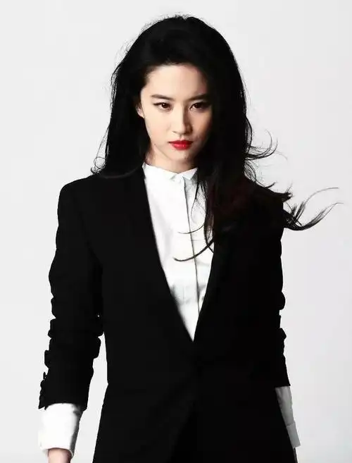 穿西装的女艺人就属刘亦菲好看