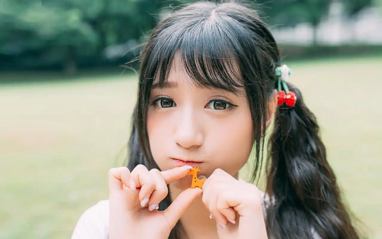 可爱美女夏日户外写真高清图片电脑桌面壁纸下载