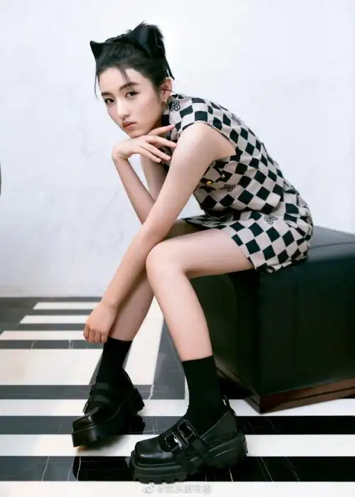 张子枫毕业视频同学录##张子枫棒球服造型