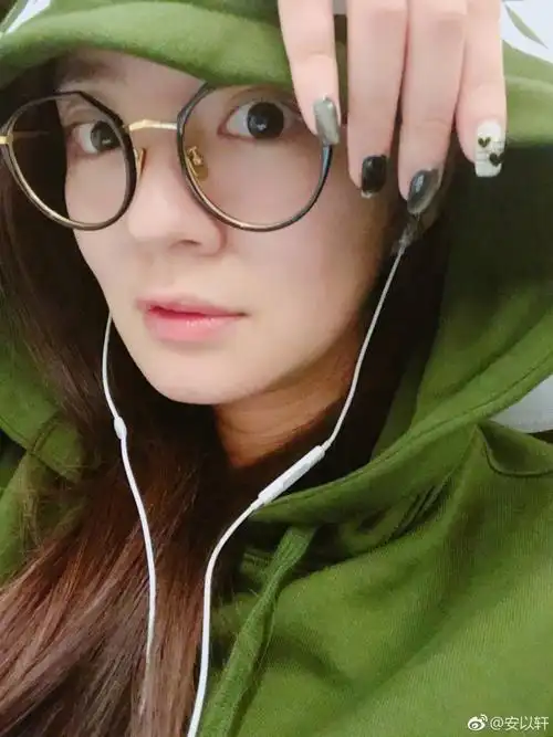 安以轩花式自拍秀美甲 素颜皮肤嫩出水好似婴儿