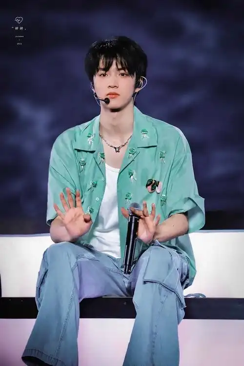 刘耀文last night#92#刘耀文跳舞好帅#    狠狠帅气!