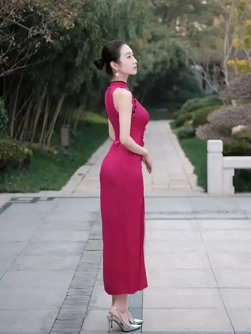 玫红色的旗袍与银色的高跟鞋交织出了一幅美丽的画卷,它们代表了一种