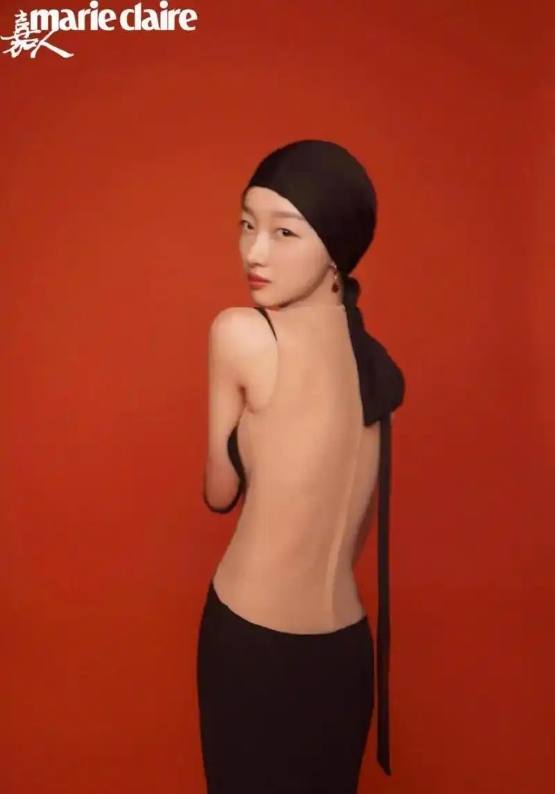 今天一打开手机就看到周冬雨的几张图片,这造型……  闪瞎了我的双眼