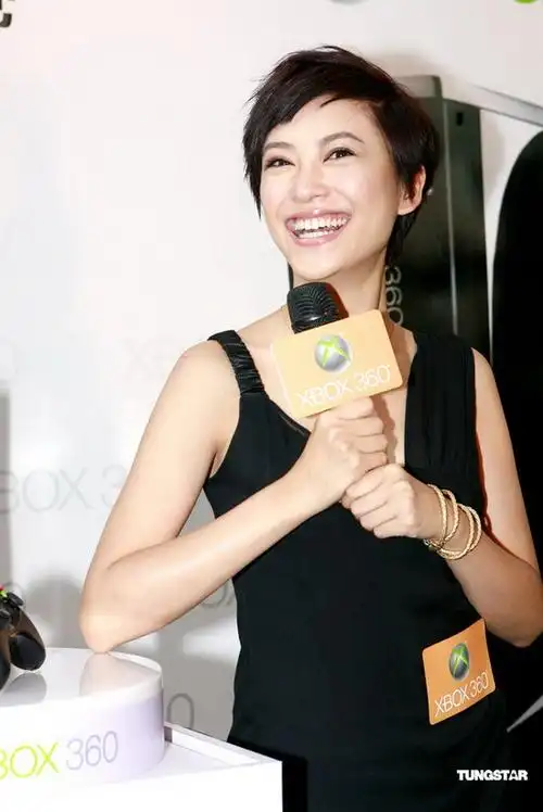 图文应采儿出席活动爽朗大笑