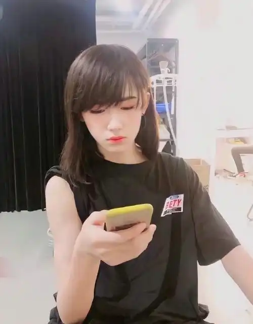 宋亚轩问自己女装漂亮吗