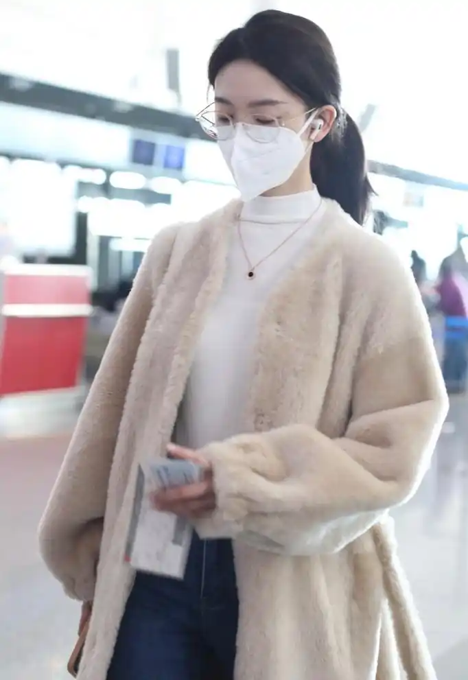 28岁陈瑶穿白色毛绒大衣走机场,扎低马尾发型,温柔又恬静!