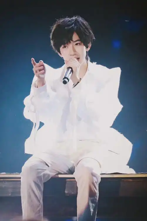 贺峻霖晒白衬衫随拍