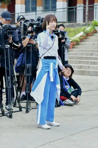 王珞丹现身极限挑战宝藏行重返校园公益助学