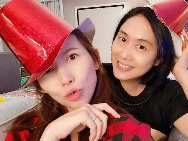 岁朱茵接女儿放学,眉眼间难掩疲倦,网友慨叹:女神老了_生活_显得_黄莺