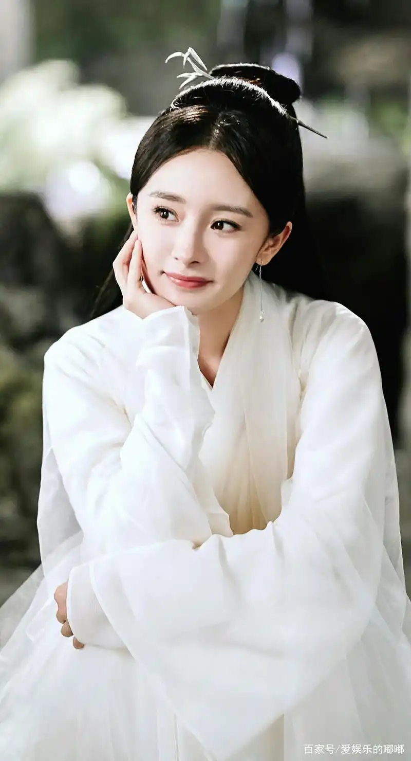 杨幂曾经《神雕侠侣》的剧照,容颜清纯,颜值几年不变成亮点!