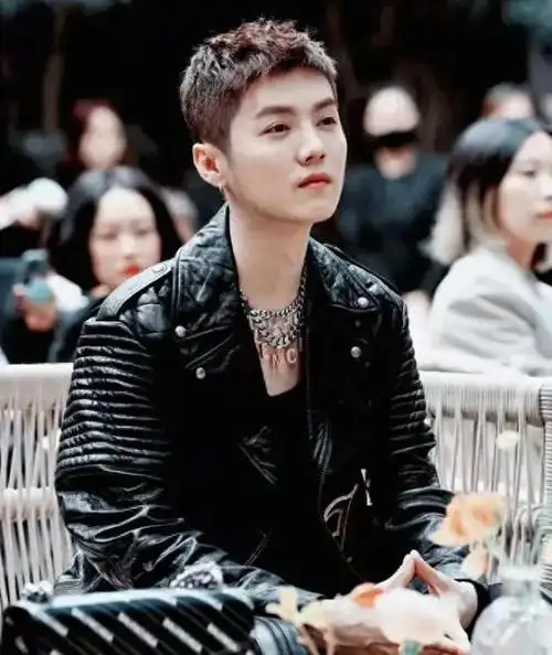 鹿晗惊艳亮相gucci大秀!突破自我换造型,剪寸头展示时尚态度!