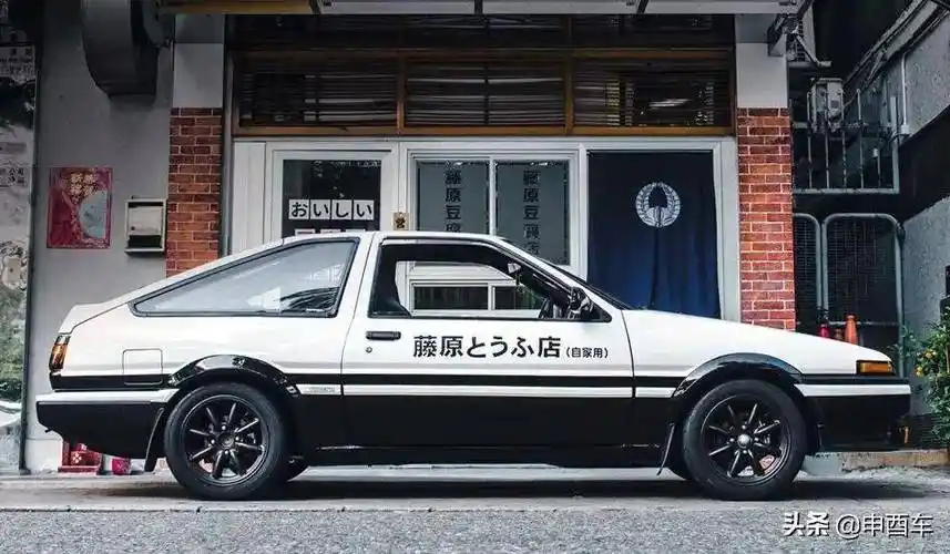 而《头文字d》这部作品的出现让片中男主藤原拓海所开的 ae86 trueno