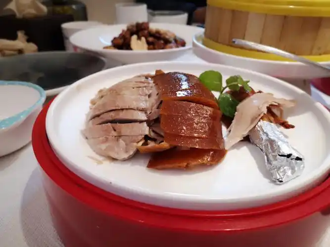 新开张的饭店,装潢考究,适合家庭聚餐和商务宴请,菜品都很精致