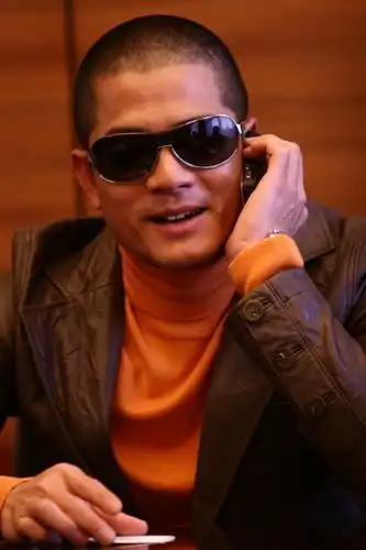 组图郭富城北京宣传新专辑光头黄衫超酷造型