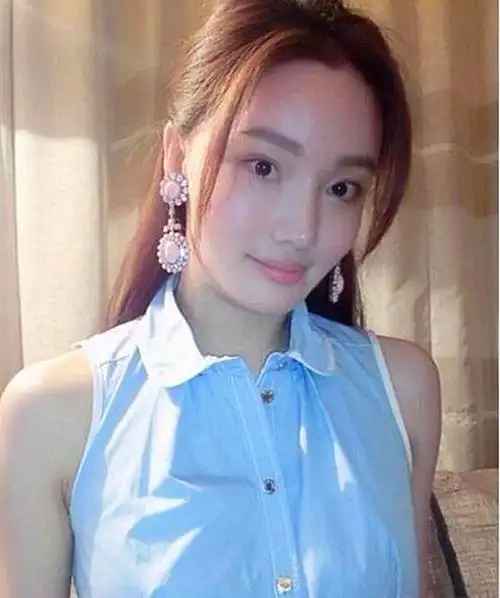 分手后没多久,吴樾认识了现在的妻子王译茉,王译茉小吴樾10岁,两人于