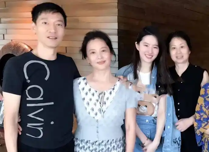 刘晓莉被吵的烦不胜烦,顾不得和丈夫商量,只留下一封家书便带着女儿