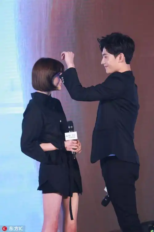 【160816】杨洋,郑爽"倾城夫妇"现场发糖 ,搂腰,比心,坐单车