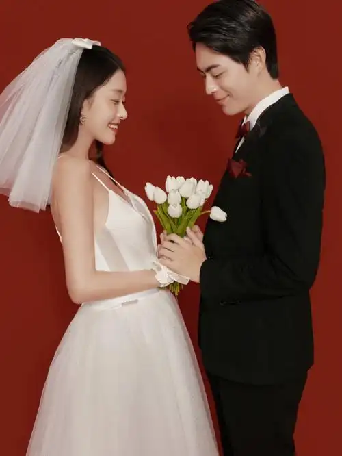 长辈看了也会喜欢的红底婚纱照经典不过时