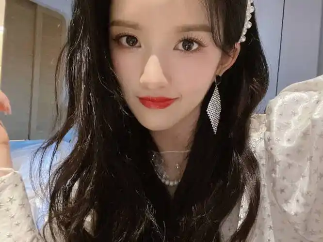 刘些宁晒双马尾自拍照