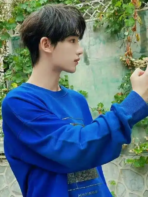 丁程鑫蓝色卫衣户外随拍