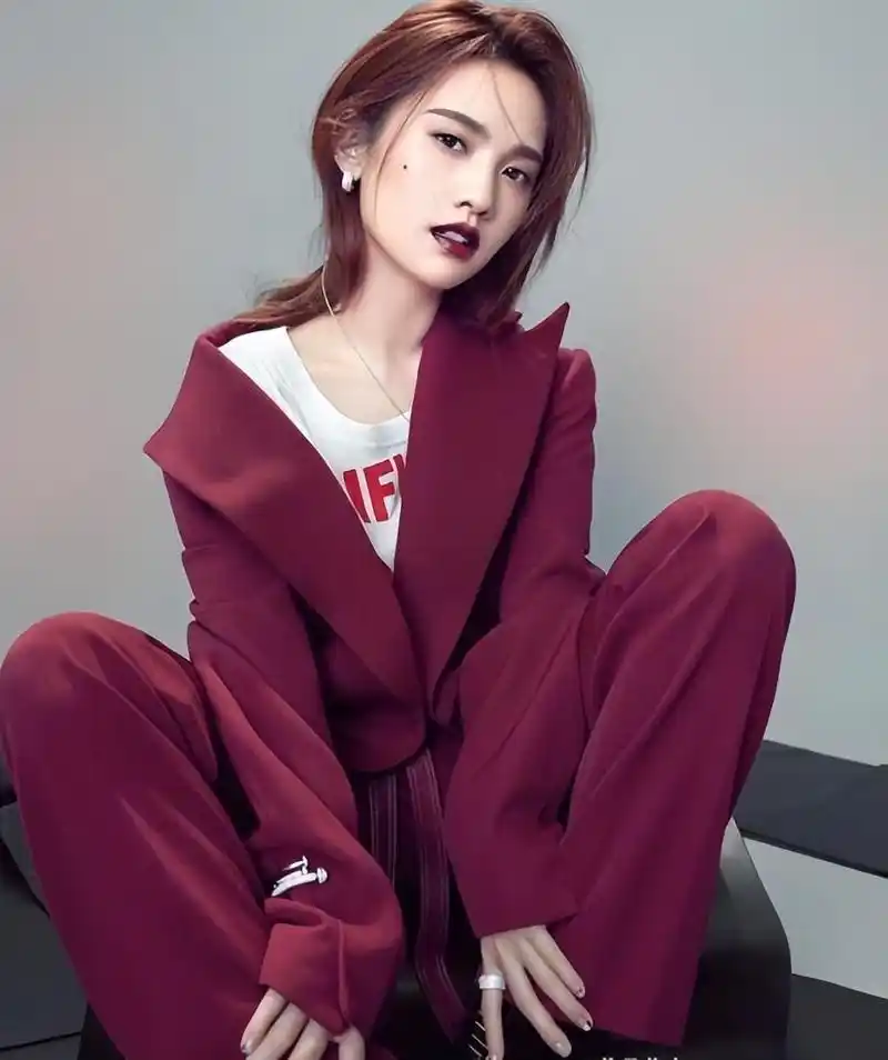 艺人杨丞琳在郑州演出时的一次口误,引发了轩然大波,成为近期的热点